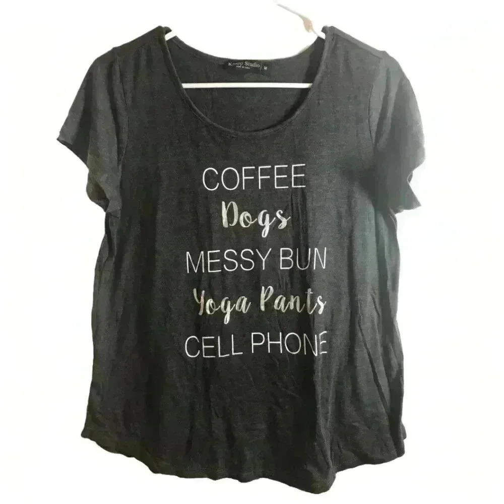 Knapp Studio t-shirt "Coffee Dogs Messy Bun Yoga Pants Cell Phone" Size M